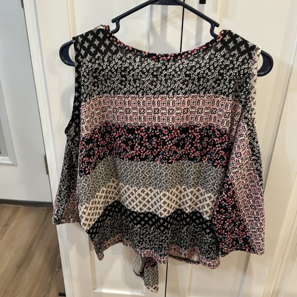 Women’s size medium. In great condition. Cold shoulder and ties in front. - Picture 2 of 4